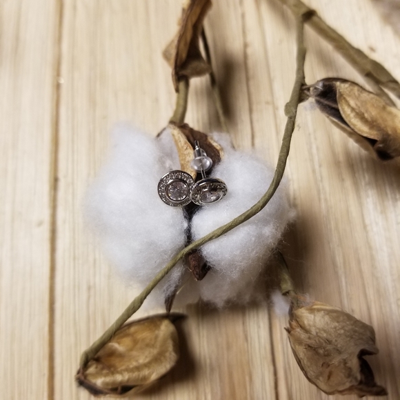 Gorgeous Dainty SILVER CZ stud earrings - Picture 5 of 7